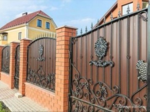 Кирпичный забор с ковкой  150 метров фото в Дзержинске