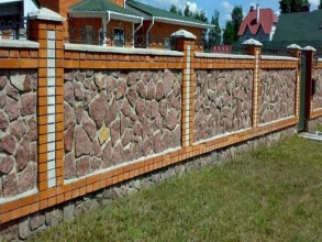 Кирпичный забор с камнем 12 метров фото в Дзержинске