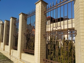Кирпичный забор с ковкой  10 метров фото в Дзержинске